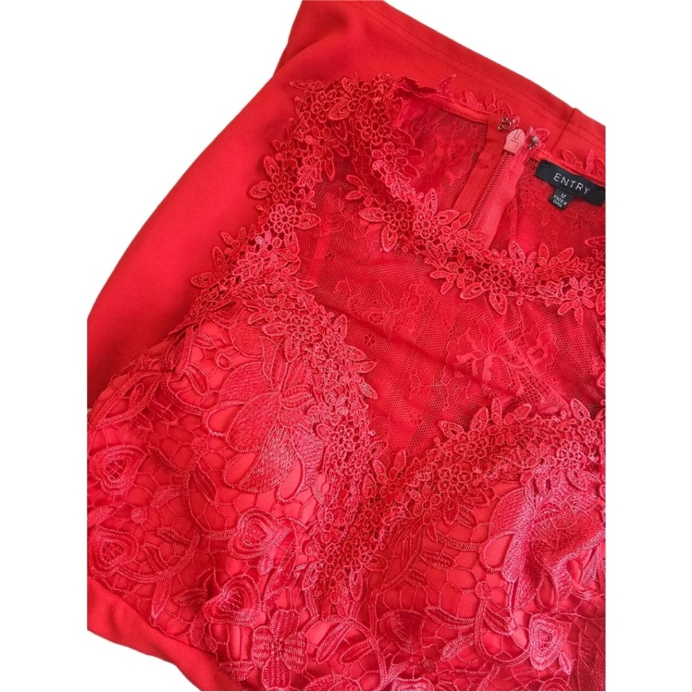 Entry red fitted dress with illusion lace neckline. M - Picture 3 of 4